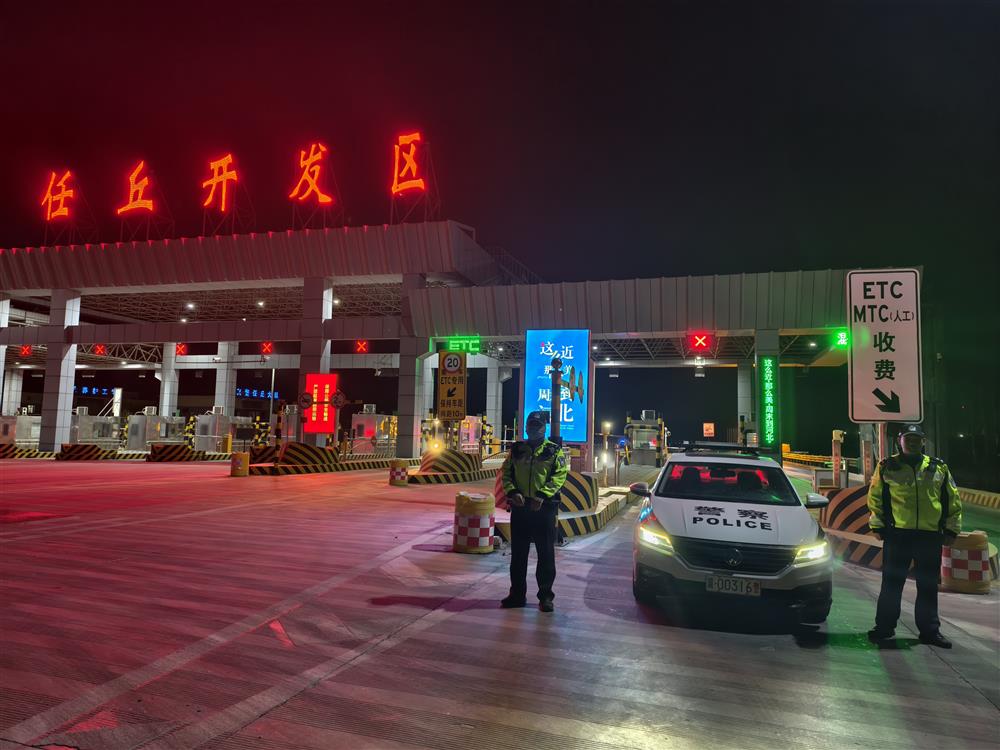 任丘开发区收费站与任丘交警大队联合行动，严查超重车辆保安全