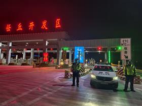 任丘开发区收费站与任丘交警大队联合行动，严查超重车辆保安全